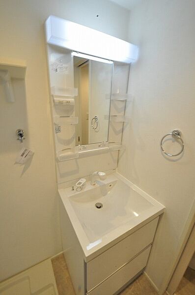画像8:温水シャワー付洗面化粧台。脱衣所も広々。