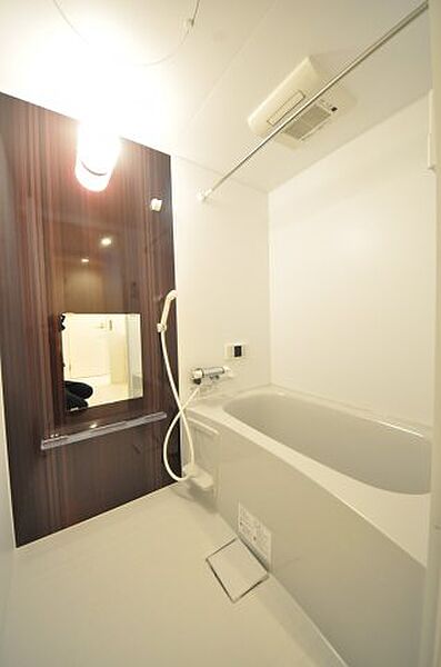 画像7:スタイリッシュなカラーパネルの浴室乾燥機付きの綺麗なバスルームです。