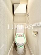 清潔感のあるトイレは、日々の暮らしに心地よさをもたらします。壁面収納とペーパーホルダーも設置済みで、機能面も考慮されています。