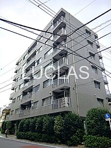 外観：落ち着いた色合いの外観が魅力のマンション。植栽が建物を彩り、穏やかな住環境を演出します。