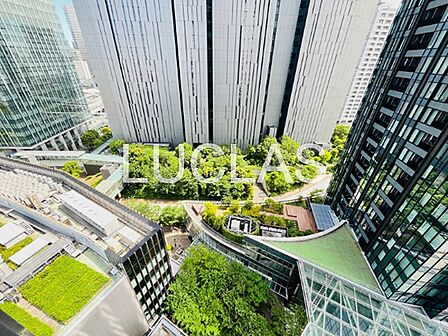 バルコニーから望む、都市の洗練された景観。眼下に広がる緑豊かな空間が、日々の暮らしに安らぎをもたらします。