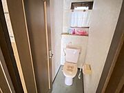 トイレには窓があるので、換気にもいいですね。飾り棚があります。観葉植物などを置いても良さそうですね。