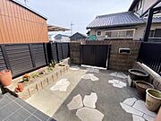 お庭も兼ねたエントランスです。家庭菜園やガーデニング、BBQや夏のお子様プールなど色々楽しめそうですね。