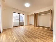 2階洋室の様子です。2階はすべてのお部屋に収納が設けられており、寝室や子供部屋にぴったり♪