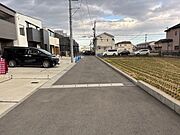 閑静な住宅街です。道路幅員は4.0ｍありますので駐車もしやすいですね