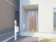 [Tvモニター付インターホン]、送話表示灯で送話・受話状態が確認可。[カードを近づけるだけのKey]カードやシールをハンドルに近づけるだけで開け閉め出来る機能。
