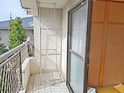 南に面したバルコニーは、お洗濯物もよく乾きそうですね。コンパクトなバルコニーで洗濯物の出し入れも楽々です♪