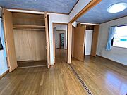 （所有物の修正の為、一部画像編集しています）1階6.5帖と5.2帖の洋室です。間仕切りにもなる引き戸がついています。開け放つとことで広々した居室になります。