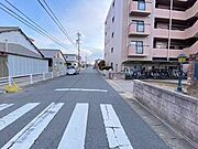 道幅・間口が広めなのでマンションへの出入りが楽そうですね。