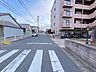 外観：道幅・間口が広めなのでマンションへの出入りが楽そうですね。