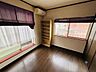 洋室：（居住中につき画像を一部加工しています）ゆとりのある洋室で、毎日の暮らしも快適に。収納スペースも確保されており、お部屋をすっきりと保てます。