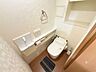 トイレ：（居住中につき画像を加工しています。）トイレの様子です。