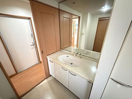 (居住中につき画像を加工しています。)洗面の様子です。洗面台横にはリネン庫があり、タオルなど洗濯物を収納できます。