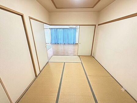 (居住中につき画像を加工しています。)LDK横の約6帖和室の様子です。