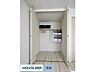 収納：シンプルデザインの建具。居室ドアからクローゼット扉までトータルデザインでコーディネートすることにより、室内に落ち着きと安らぎを与えてくれます。