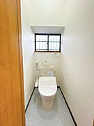 【リフォーム済】トイレは温水洗浄機能付きに新品交換しました。キズや汚れが付きにくい加工が施してあるのでお手入れが簡単です。直接肌に触れるトイレは新品が嬉しいですよね。