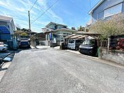 前面道路含む現地写真です。