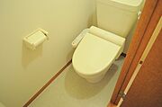 温水洗浄便座付き。実際のトイレは仕様が異なる場合がございます