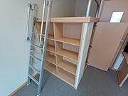 収納スペースには本棚が設置されています