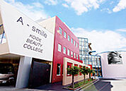 小出美容専門学校大阪校（734m）