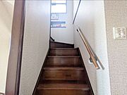 手すり付き階段です。