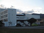 西陵中学校約950ｍです。小学校、中学校が並んであります。ともに徒歩13分です。