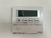 【設備写真】新品交換した給湯ボイラーはキッチンにリモコンを設置してます。ボタンひとつでお湯張りや追い焚きが出来るので、いつでも温かいお風呂に入れますね。