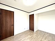 【リフォーム済】2階5.5帖洋室です。収納クローゼット新設、床クッションフロア張替え、照明交換、クロス張替えを行いました。