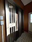 【リフォーム済】2階の玄関ドアは北海道仕様の断熱玄関ドアに交換しました。ベランダ付きですので洗濯物やお布団が日干し出来てうれしいですね。