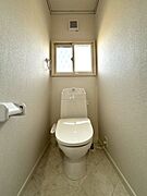 【リフォーム済】トイレは温水洗浄機能付きに交換いたしました。直接お肌に触れる部分なので、新品だと嬉しいですね。便座は温度調整ができるので、寒い冬場でも安心して利用できます。