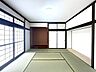 室内：【リフォーム済】1階8帖和室です。畳表替え致しました。木部オイルステイン塗装致し壁紙張替致しました。