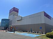 徒歩7分。イオン登別店まで約550ｍ（徒歩約7分）です。食料品のほかに飲食店や衣料品などもそろっております。
