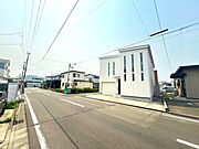 前面道路含む外観