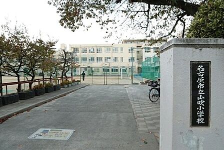 名古屋市立山吹小学校 山吹小学校■名古屋市内で最も古くからある学校の一つです。名古屋城の築城とともに造られた武家屋敷や町屋が多く並び、その面影を色濃く残す「町並み保存地区」になっています。 580m