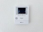 06.録画機能付インターホンシンプルで使いやすいインターホン。録画機能付きで、自動録画のほか、手動録画もできます。不在時の来客確認にも便利です。※イメージ写真