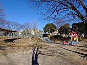 山吹谷公園■緑いっぱいの自然に囲まれた公園です。お父さんの休日には運動用具をもってキャッチボールしたり、サッカーしたりと幅広い遊びを可能にしてくれます。 440m