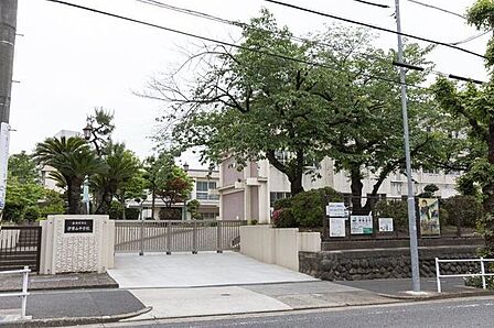 名古屋市立伊勢山中学校■2024年度より新制服が導入されました。新制服に伴い、校則の改定についても準備を進めています。 1900m