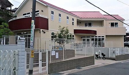 東山いずみ保育園■緑豊かな東山動物園のすぐ近く、小鳥のさえずりが響き、やわらかなお日様の陽ざしをうけ、さわやかな風が吹き抜ける閑静な住宅街の中に建つ赤い屋根白い壁の保育園です。 930m