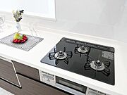 01.過熱防止センサー付ガスレンジから炊きにより一定の温度に達すると自動で火を止めてくれる安心機能、過熱防止センサー付3口タイプ。※イメージ写真