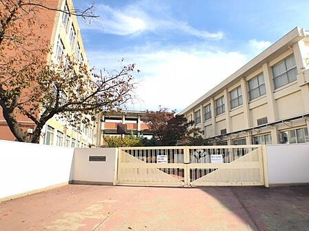 名古屋市立千代田橋小学校■学校の北側には矢田川が流れており、堤防沿いに自然が残っています。 1200m