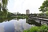 周辺：隼人池公園■緑いっぱいの自然に囲まれた公園です。お父さんの休日には運動用具をもってキャッチボールしたり、サッカーしたりと幅広い遊びを可能にしてくれます。 290m