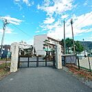 小学校「松本市立本郷小学校まで1522m」
