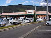 スーパー「デリシア　元町店まで700m」