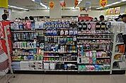 コンビニ「セブンイレブン7ＦＳ獨協大学35記念館店まで326ｍ」