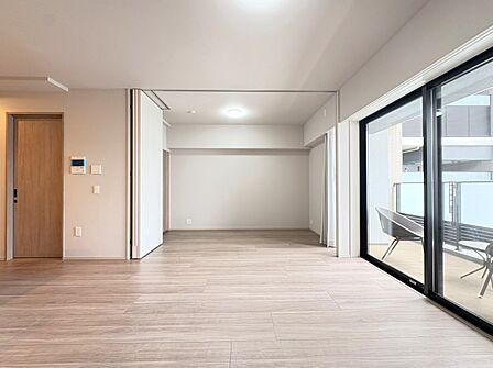 洋室との境となるウォールドアは、開くとすっきりと収納されます。