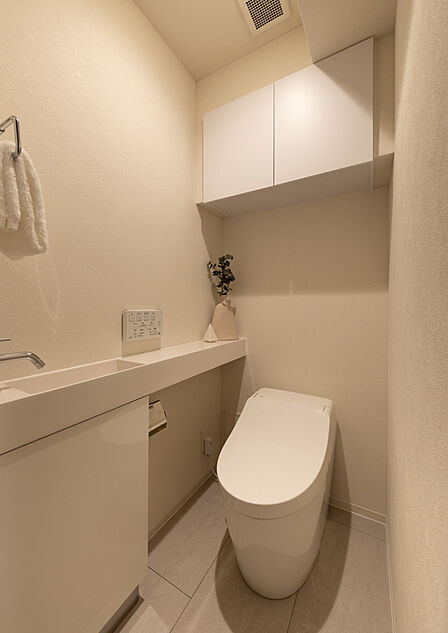 すっきりとしたタンクレス仕様のトイレと独立した手洗いを設置しました。