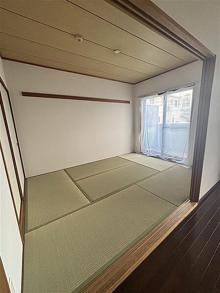 可動式の間仕切りを採用しており、和室と洋室を一体的に利用できるため、柔軟な空間活用が可能です。