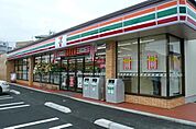 セブンイレブン 徒歩9分。コンビニ 710m