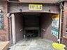 外観：建物1階　駐車場出入り口