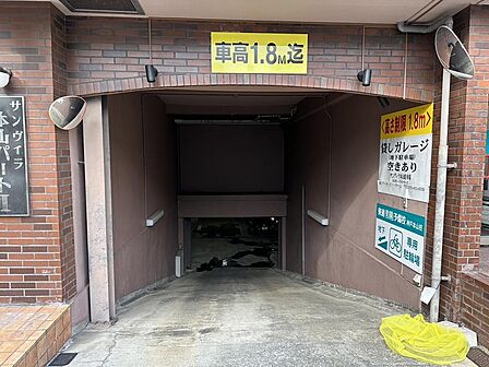 建物1階 駐車場出入り口